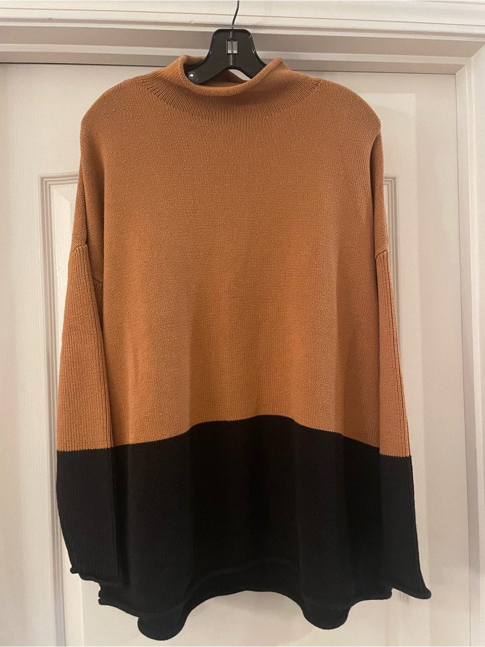 Ladies Tahari Oversized Two-Tone Camel and Black Knit Sweater Size 2X